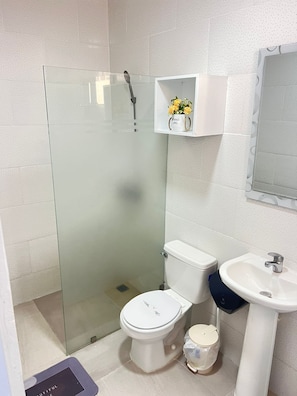Shower, rainfall showerhead, free toiletries, heated floors