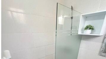 Bruser, brusehoved med spredningseffekt, gratis toiletartikler