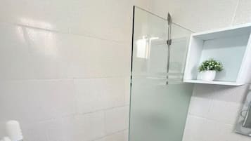 Dusche, Regendusche, kostenlose Toilettenartikel