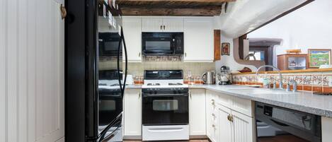 House, Multiple Beds, Patio, Mountain View | Private kitchen