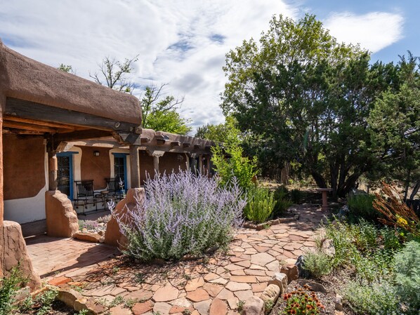 Property grounds - Caster's Retreat by Kokopelli Property Management (Santa Fe)