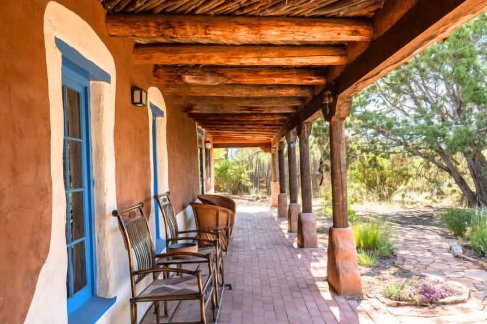 Caster's Retreat by Kokopelli Property Management - Madrid, NM