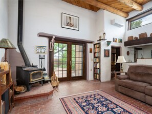 House, Multiple Beds, Patio, Mountain View | Living area | 40-inch TV with cable channels, fireplace - Caster's Retreat by Kokopelli Property Management (Santa Fe)