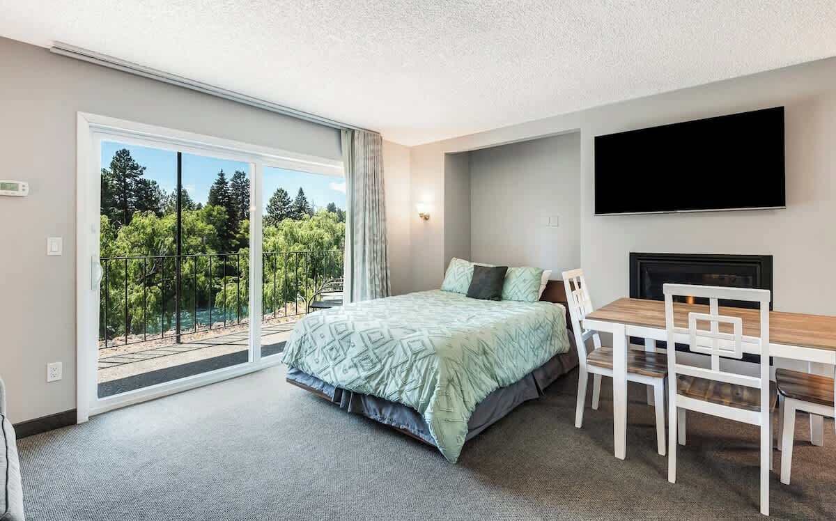 Iron/ironing board, WiFi (free), bed sheets