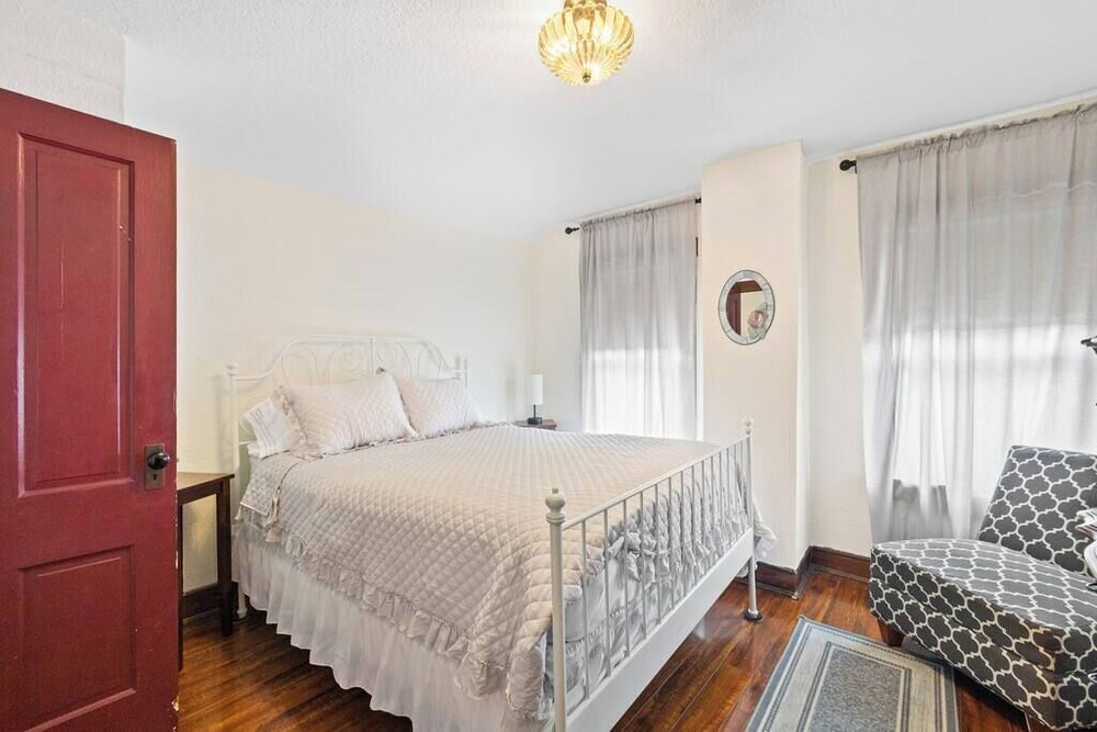 Historic Guest House 2 min walk to town center Mount Dora Vrbo