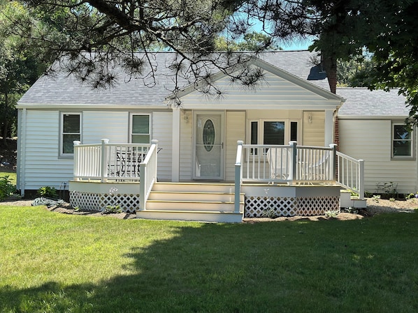 Exterior - Centrally located Orleans home w/ outdoor seatiing (Orleans)