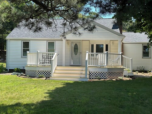 Centrally located Orleans home w/ outdoor seatiing