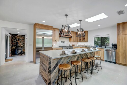 On The Creek  With Private Creek Access & Luxury Retreat!