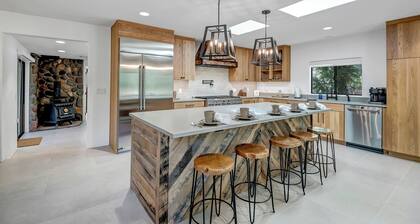 On The Creek With Private Creek Access & Luxury Retreat!