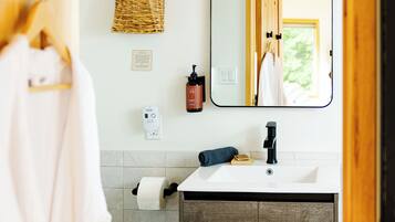 Cabin | Bathroom | Shower, free toiletries, hair dryer, towels