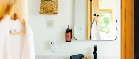 Cabaña | Baño | Regadera, amenidades de baño gratuitas, secadora de cabello, toallas