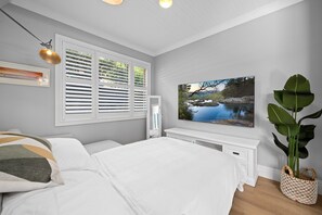 6 bedrooms, iron/ironing board, WiFi, bed sheets
