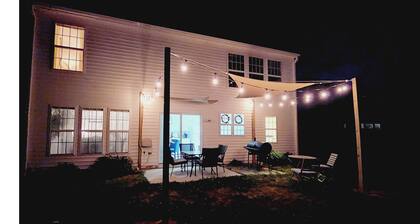 Stylish Home Pet-Friendly 3BR 3BA Private Fence Backyard