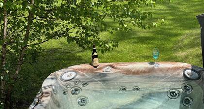 Waterfront Cottage on Kawartha Lakes with the Hot Tub