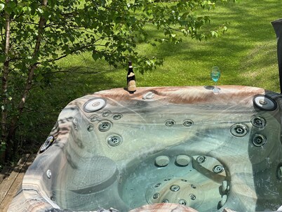 Waterfront Cottage on Kawartha Lakes with the Hot Tub 