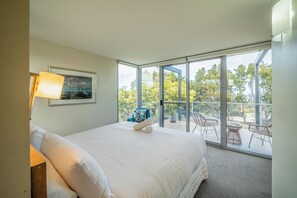 House | 4 bedrooms, premium bedding, individually furnished, desk