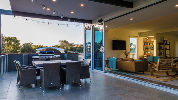 House | Living area | 1-cm Smart TV with digital channels