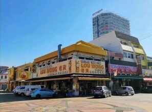 Ein Gebäude mit mehreren Schaufenstern, darunter eines mit der Aufschrift 'LOU WONG'.