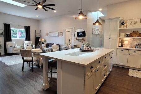 Interior. Coal Creek Cottage (hot tub, dog and kid friendly)
