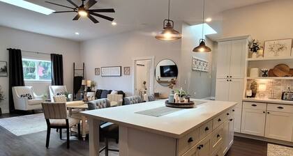 Coal Creek Cottage (hot tub, dog and kid friendly)