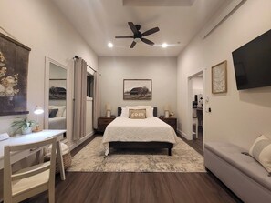 1 soveværelse, skrivebord, strygejern/strygebræt, weekendseng