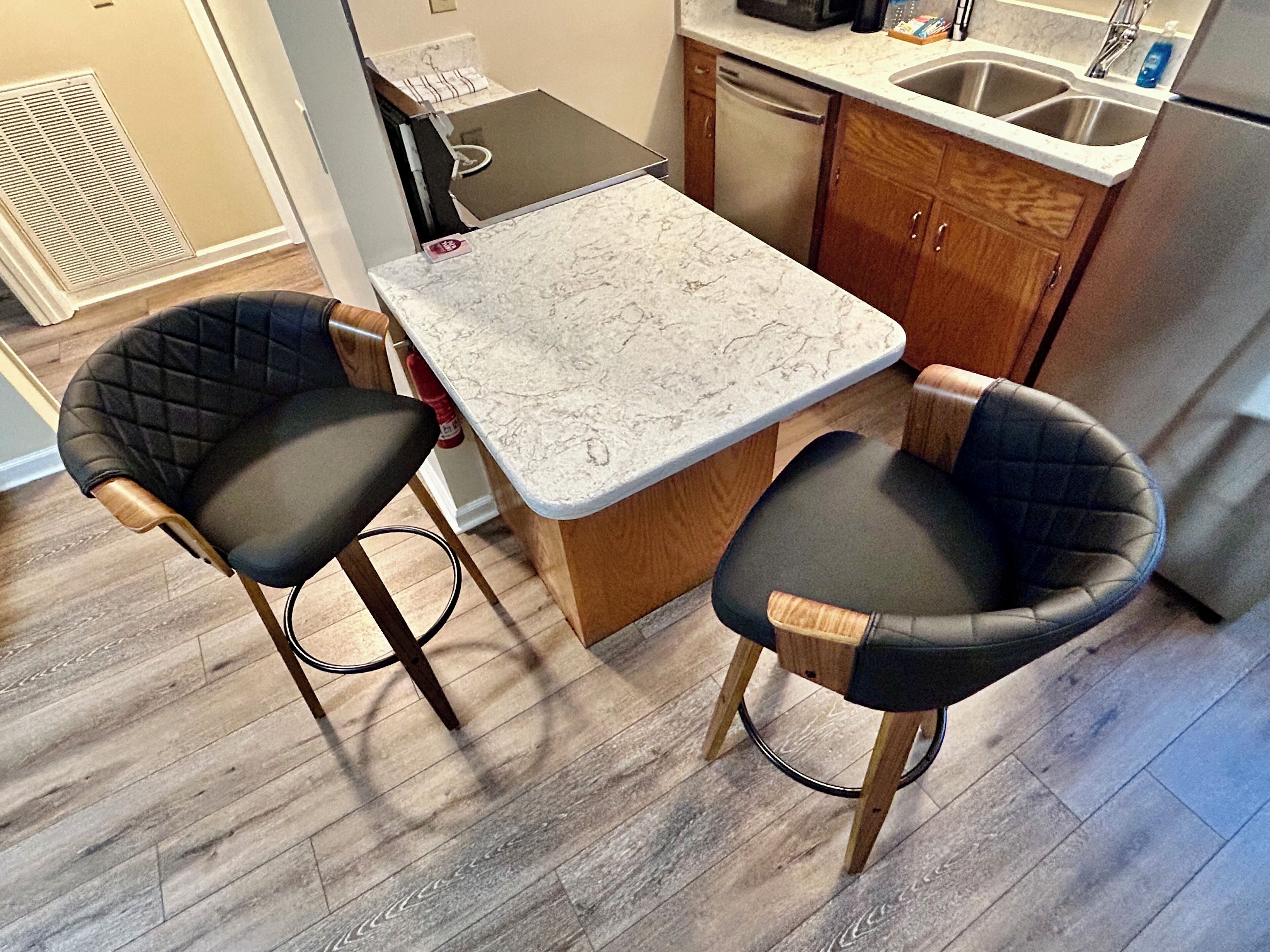 Kjøleskap, mikrobølgeovn, ovn og kokeplater