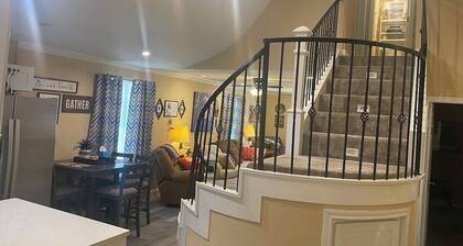 StockYards-BBobs-4mins! GrayLee House.4-Bedrooms, TCU close by