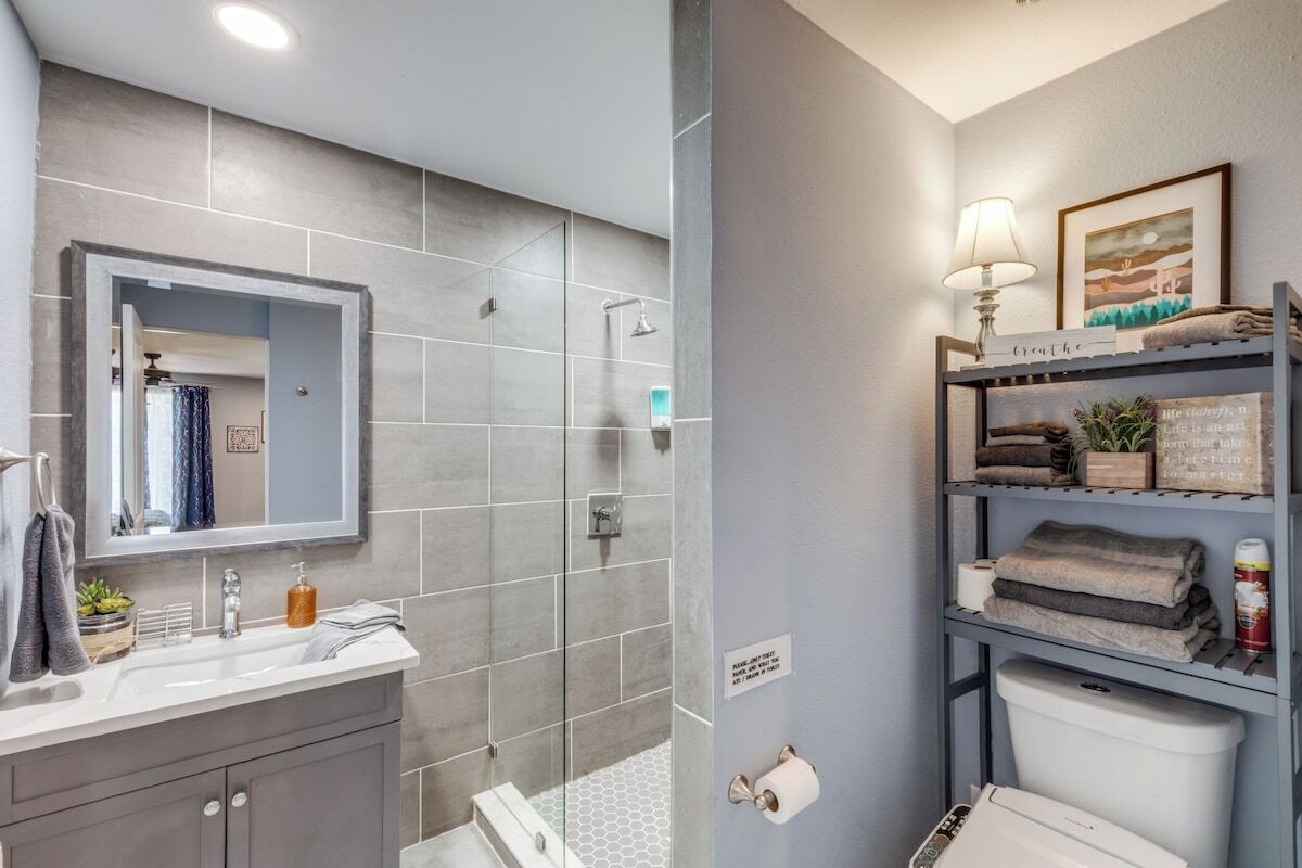 Shower, hair dryer, towels