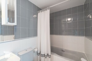 Een douche, een haardroger, handdoeken