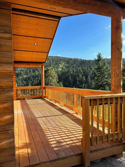 Brand new Cabin in the mountains next to Yellowstone National Park!