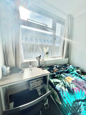 3 bedrooms, desk, free WiFi, bed sheets