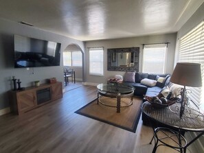 Una Smart TV, una chimenea