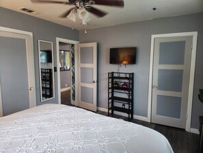 2 bedrooms, desk, iron/ironing board, free WiFi