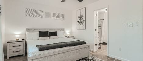 3 chambres, bureau, fer et planche à repasser, lit parapluie