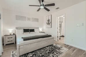 3 bedrooms, in-room safe, desk, iron/ironing board - Family friendly & clean near Downtown, Lackland BMT, Sea World, and Six Flags (San Antonio)