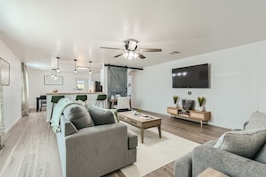Smart TV, books - Cactus & Camo: Family friendly, clean near Downtown, Lackland BMT, Sea World (San Antonio)