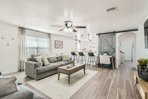 Smart TV, books - Family friendly & clean near Downtown, Lackland BMT, Sea World, and Six Flags (San Antonio)