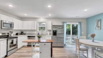 Geladeira, micro-ondas, fogão, cooktop