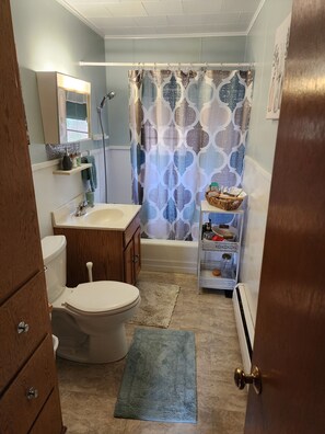 Haartrockner, Handtücher, Seife, Shampoo