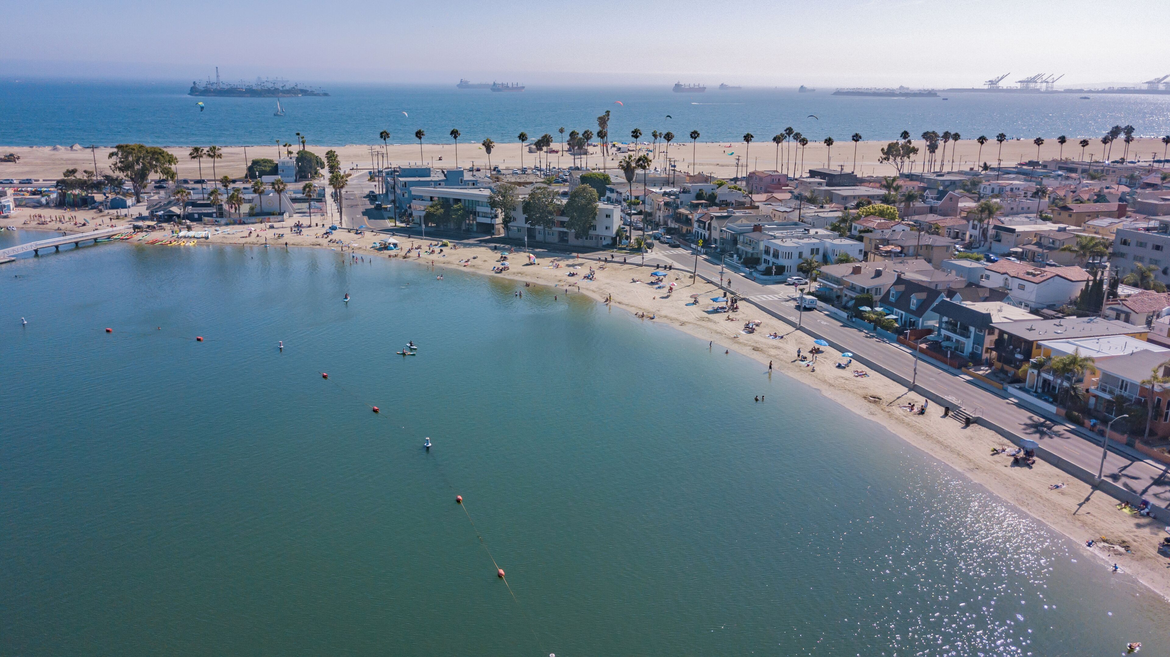 在海滩、沙滩椅、沙滩毛巾