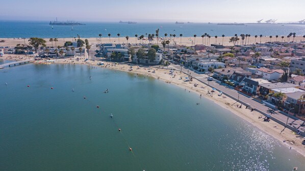 En la playa, camastros y toallas de playa 