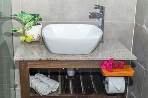 Habitación exclusiva | Baño | Cabezal de ducha tipo lluvia y toallas