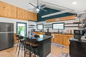 ثلاجة، ميكروويف، فرن، موقد طهي مسطح