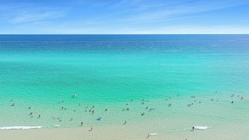 Plage à proximité, chaises longues, serviettes de plage