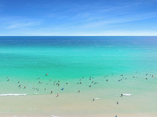 FEATURED ON THE AMERICAN DREAM TV SHOW! HOME SLEEPS 10,PRIVATE BEACH ACCESS,POOL