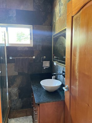 Dusche, Handtücher, Seife, Shampoo