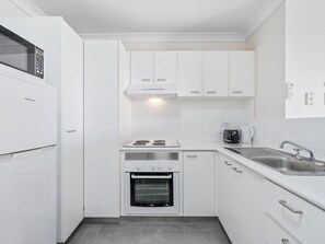 Comfort Apartment | Private kitchen | Full-size fridge, microwave, oven, stovetop - Bay Lodge - Private Apartments (Surfers Paradise)