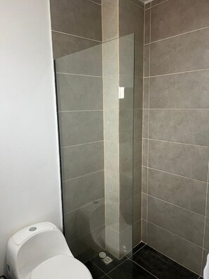 Ducha, secador de pelo, toallas y jabón