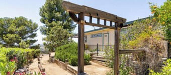 Beautiful 2-bedroom home with stunning views
Sleeps 4 - 2 Bedrooms - 1 Bath