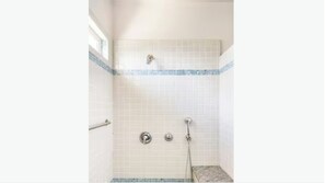 Ducha, secador de pelo, toallas y jabón